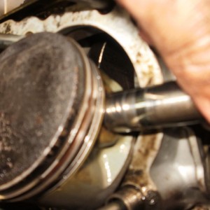Removal of the chain-side piston bearing