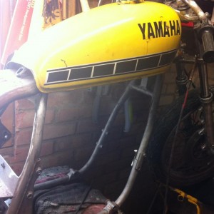 The original XS400 tank in Kenny Roberts colours....It will eventually be polished bare metal and clear laquered.