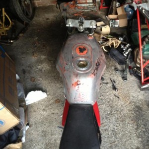 Gsxr400 tank mocked up in place with a seat