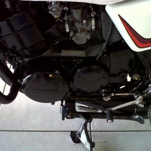 RD350: 2 stroke, liquid cooled parallel twin motor.